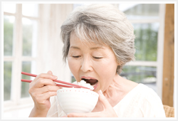 自分の歯と同じように食べることができる